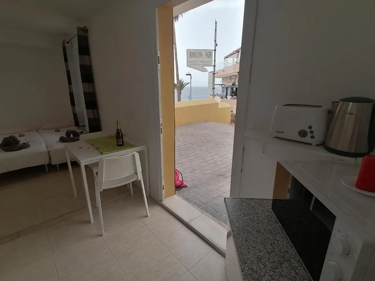 Small Studio, 50 M Front Of The Ocean & Free Wifi Playa Feñabe Appartement